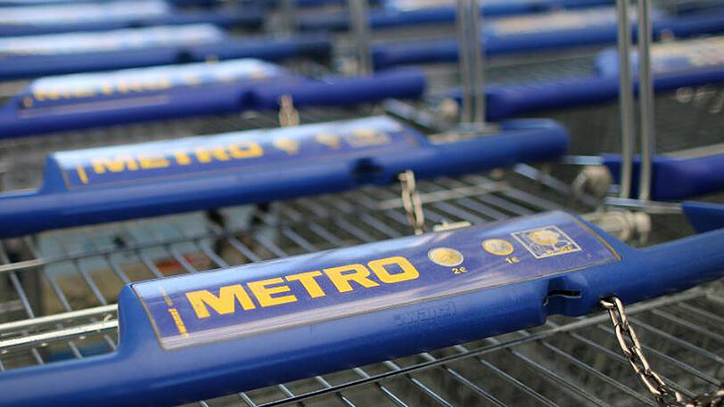 Einkaufswagen stehen an einem Metro-Markt.