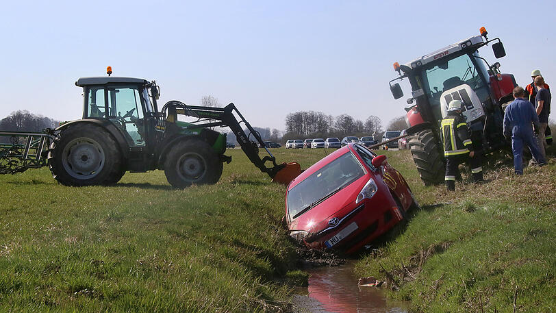 Durch eine Kollission mit einem Traktor rutschte der PKW einer Frau in den Straßengraben.