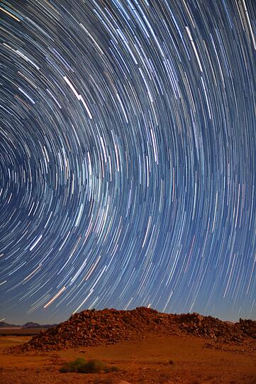 Sternspuren über der Namib-Wüste (Namibia und Angola). Gelungen ist das Bild Qiqige Nina Zhao aus Australien.