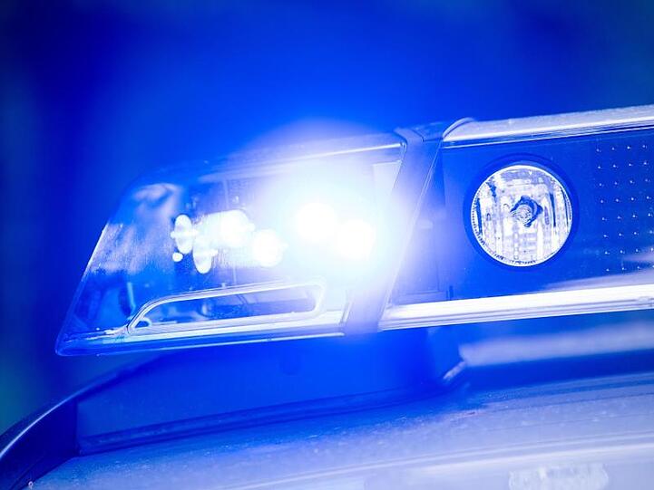 Ein Blaulicht leuchtet an einer Polizeistreife.