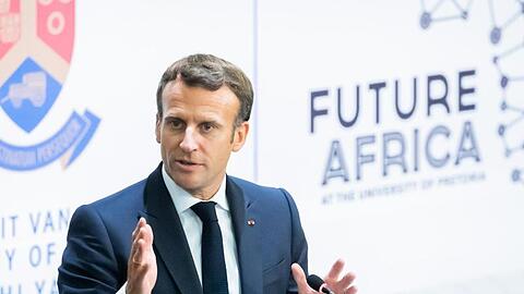 Frankreichs Präsident Emmanuel Macron will seine gemeinsamen militärischen Operationen mit Mali nach dem jüngsten Putsch zeitweise aussetzen.