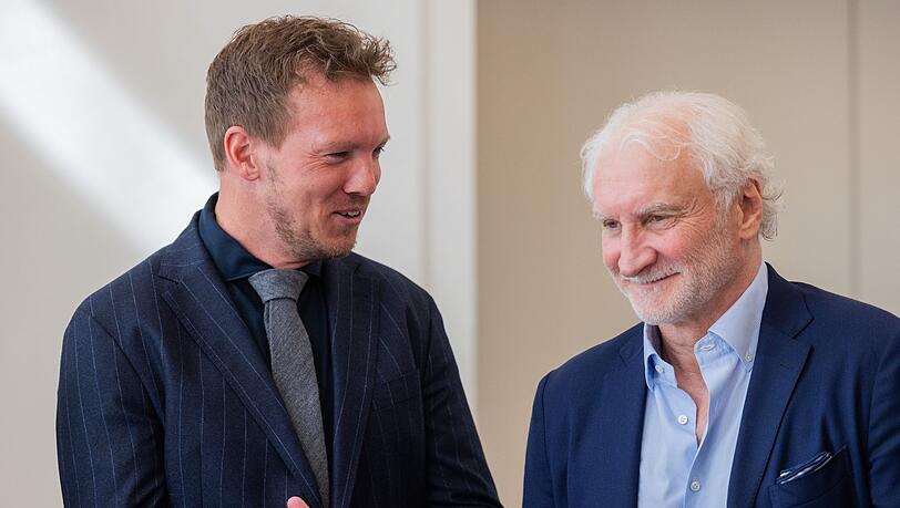 Sportdirektor Rudi Völler (r) und Bundestrainer Julian Nagelsmann lächeln.