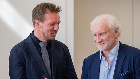Sportdirektor Rudi Völler (r) und Bundestrainer Julian Nagelsmann lächeln.