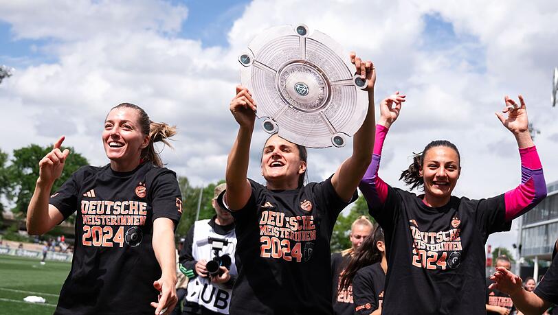 Bayern Münchens Linda Sembrant (l-r), Jovana Damnjanović und Maria Luisa Grohs jubeln nach der Partie und halten eine Meisterschale aus Pappe.
