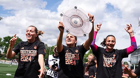 Bayern Münchens Linda Sembrant (l-r), Jovana Damnjanović und Maria Luisa Grohs jubeln nach der Partie und halten eine Meisterschale aus Pappe.
