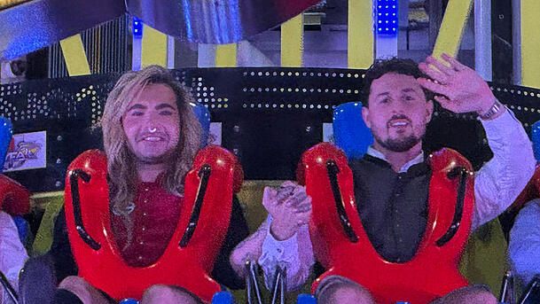 Romantisches Bild: Bill Kaulitz und Jannik Kontalis halten Händchen im Freefall-Tower auf der Wiesn. Romantisches Bild: Bill Kaulitz und Jannik Kontalis halten Händchen im Freefall-Tower auf der Wiesn.