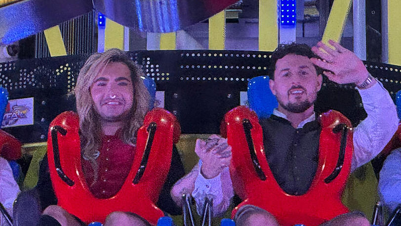 Romantisches Bild: Bill Kaulitz und Jannik Kontalis halten Händchen im Freefall-Tower auf der Wiesn. Romantisches Bild: Bill Kaulitz und Jannik Kontalis halten Händchen im Freefall-Tower auf der Wiesn.