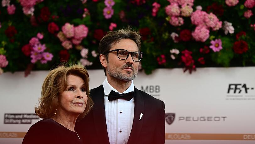 Senta Berger und Sohn Simon Verhoeven zusammen auf dem roten Teppich. Senta Berger und Sohn Simon Verhoeven zusammen auf dem roten Teppich.
