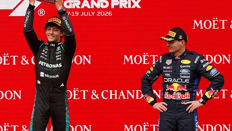 Verstappen (rechts) kann nur zuschauen, wie Antonelli den Siegerpokal in die Luft reckt. Verstappen (rechts) kann nur zuschauen, wie Antonelli den Siegerpokal in die Luft reckt.