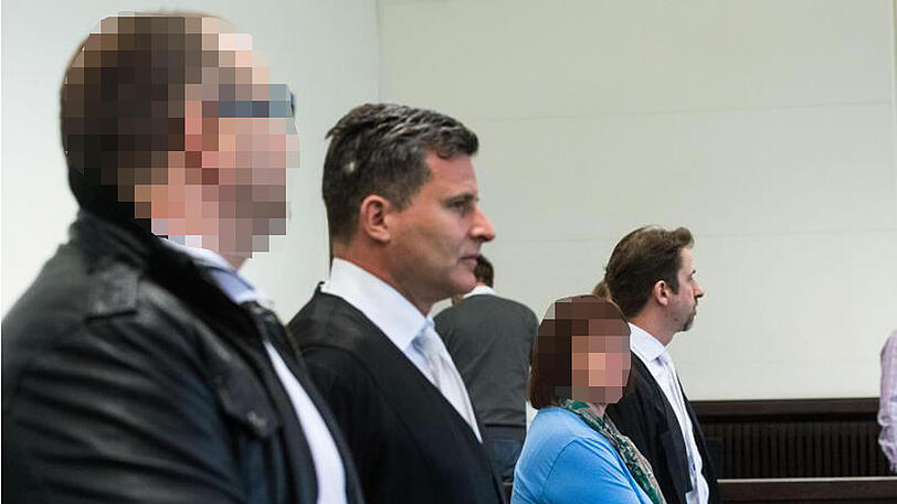 Der Angeklagte Wilfried W. (l) und sein Anwalt, sowie die Angeklagte Angelika W. stehen im Landgericht Paderborn auf der Anklagebank.