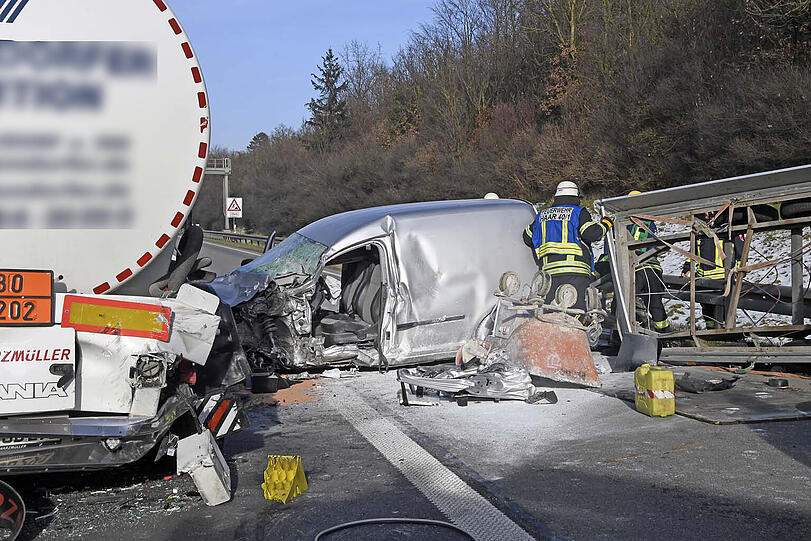 Unfall auf der A99 bei Haar/Vaterstetten: Ein Caddy fuhr auf einen Lkw auf.
