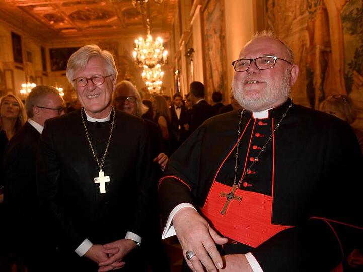 Heinrich Bedford-Strohm (l) und Reinhard Kardinal Marx stehen im Kaisersaal. Foto: Felix Hörhager/dpa/Archivbild