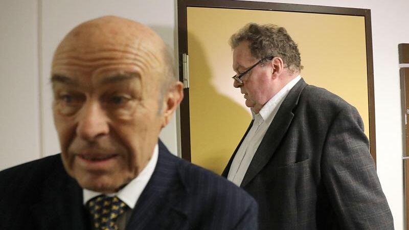 Der Autor Wilhelm Schlötterer (l.) und Max Strauß (r.) warten vor dem Gerichtssaal. Foto: Oliver Berg/Archivbild