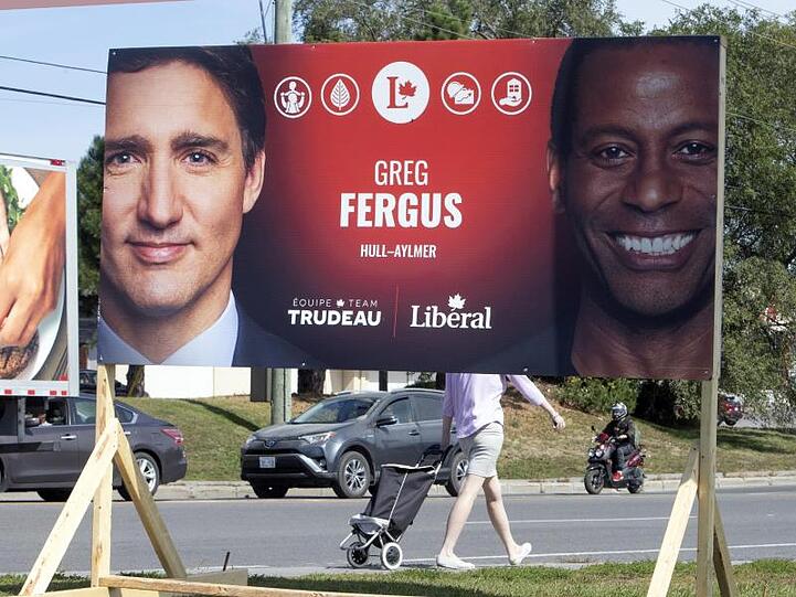 Wahlplakat mit dem kanadischen Premierminster Justin Trudeau (l.) und dem Kandidaten der Liberalen Partei, Greg Fergus.