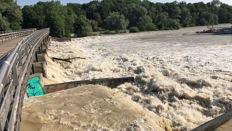 Die Isar am Montag: Derzeit gilt ein Bootsfahr- und Badeverbot in München. Die Isar am Montag: Derzeit gilt ein Bootsfahr- und Badeverbot in München.