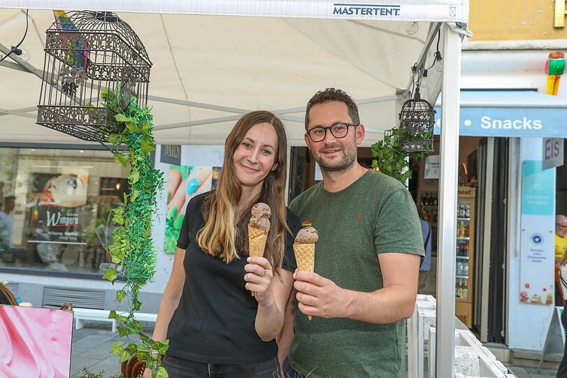 Schaut aus wie Schokoladen-Eis, ist aber ohne Kakao: Sara und Maximilian Marquart mit ihrer Eis-Erfindung Nocoa.