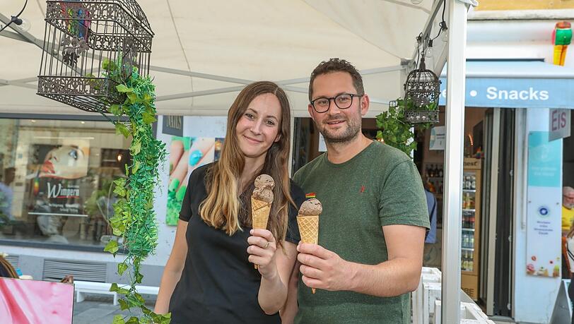 Schaut aus wie Schokoladen-Eis, ist aber ohne Kakao: Sara und Maximilian Marquart mit ihrer Eis-Erfindung Nocoa. Schaut aus wie Schokoladen-Eis, ist aber ohne Kakao: Sara und Maximilian Marquart mit ihrer Eis-Erfindung Nocoa.