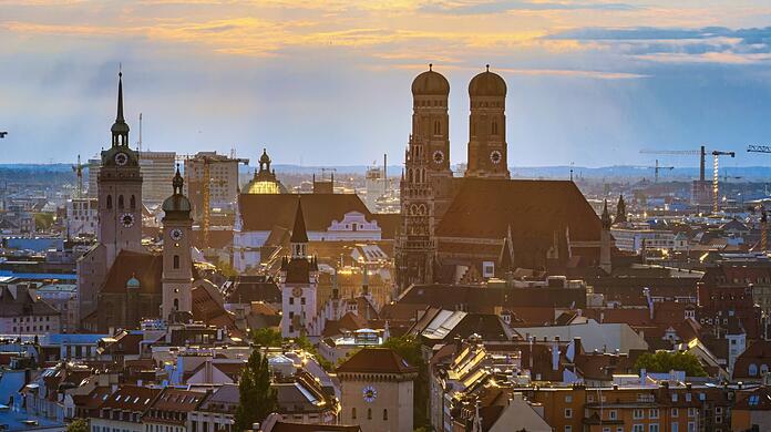 Dämmerstimmung über München? Plötzlich wird im Rathaus das Geld knapp. Der Stadtrat hat über Maßnahmen entschieden,  die bestimmt nicht allen gefallen.