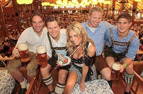 Wiesn-Playmate Julia Schober hat ein Herz für den EHC