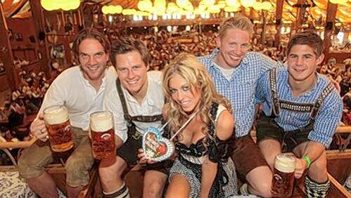 Wiesn-Playmate Julia Schober hat ein Herz für den EHC Wiesn-Playmate Julia Schober hat ein Herz für den EHC