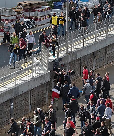 Hässliche Szenen vor dem Champions-League Finale. Direkt vor dem Wembley Stadion kommt es zu tätlichen Übergriffen.