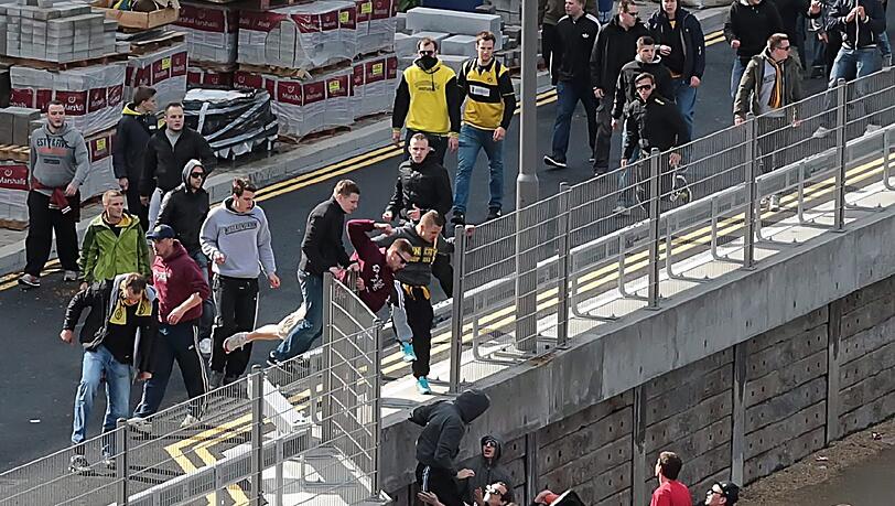 Hässliche Szenen vor dem Champions-League Finale. Direkt vor dem Wembley Stadion kommt es zu tätlichen Übergriffen. Hässliche Szenen vor dem Champions-League Finale. Direkt vor dem Wembley Stadion kommt es zu tätlichen Übergriffen.