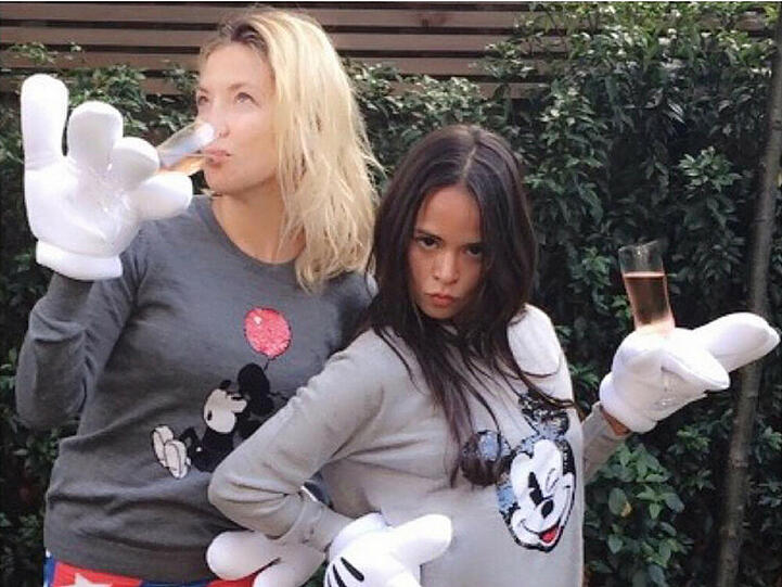 Ob Kate Hudson (l.) sich auch bei diesem Zwillings-Look auf Lopez' Meinung verlassen hat?