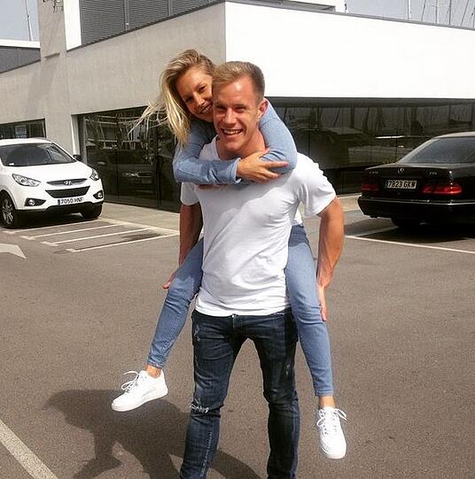 Deutschland: Torwart Marc André ter Stegen mit seiner Freundin Daniela.