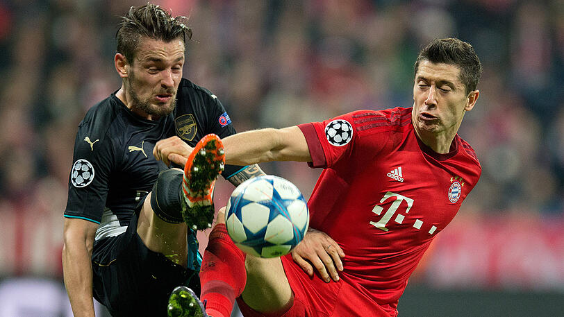 4. November 2015: Am Ende stand es nach einer Gala-Vorstellung gegen den FC Arsenal 5:1 für den FC Bayern. Hier muss sich Robert Lewandowski der Attacke von Arsenal-Spieler Mathieu Debuchy (links) erwehren.