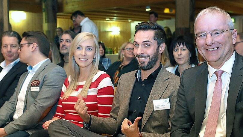 Sie machen es sich in der ersten Reihe gemütlich (von rechts): OB Alexander Putz, BDS-Vorstand Christian Pöhner und seine Stellvertreterin Anna Nitschke.