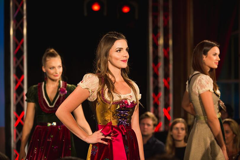 Ramona in einem der exklusiven Dirndl von Lola Paltinger.