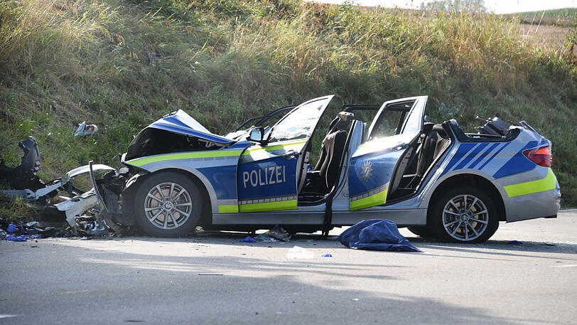 Trümmerfeld auf der B15: Die beiden Fahrzeuge haben einen Totalschaden.