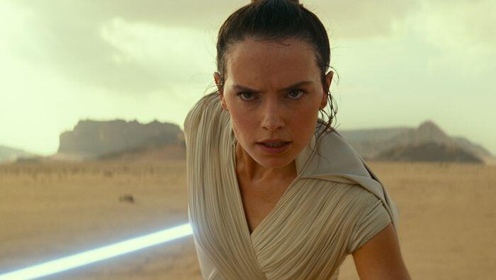 Weibliche Heldin: Daisy Ridley als Rey. Weibliche Heldin: Daisy Ridley als Rey.