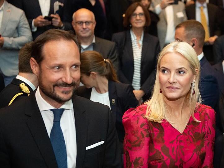 Das norwegische Kronprinzenpaar eröffnete zusammen mit NRW-Ministerpräsident Laschet (CDU) eine Ausstellung mit Bildern des norwegischen Künstlers Edvard Munch.