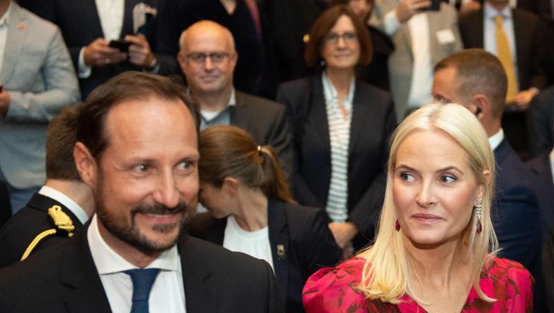 Das norwegische Kronprinzenpaar eröffnete zusammen mit NRW-Ministerpräsident Laschet (CDU) eine Ausstellung mit Bildern des norwegischen Künstlers Edvard Munch. Das norwegische Kronprinzenpaar eröffnete zusammen mit NRW-Ministerpräsident Laschet (CDU) eine Ausstellung mit Bildern des norwegischen Künstlers Edvard Munch.