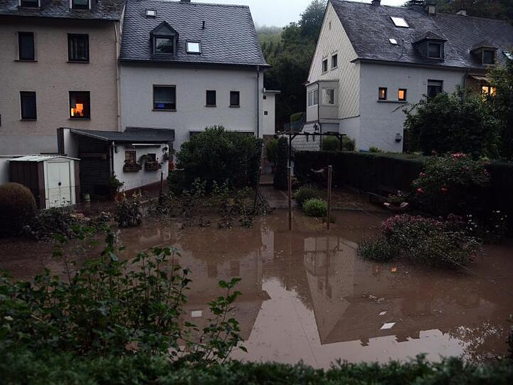 Anwesen im Stadtteil Olewig sind von Wasser geflutet.
