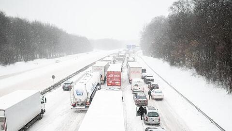 Fahrzeuge stehen auf der Autobahn A2/A3 bei Kreuz Oberhausen im Stau. Menschen steigen aus den Autos und stehen auf der Autobahn.