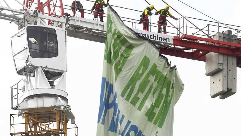 An der Therese-Giehse-Allee am frühen Montagmorgen: Auf dem Banner der Klima-Demonstranten steht "Klima retten, Imperialismus bekämpfen, G7 stoppen" An der Therese-Giehse-Allee am frühen Montagmorgen: Auf dem Banner der Klima-Demonstranten steht "Klima retten, Imperialismus bekämpfen, G7 stoppen"