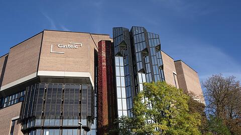 Vor gut eineinhalb Jahren fand das letzte Konzert im Gasteig statt. Die Kultur musste raus, weil das Gebäude saniert werden soll. 450 Millionen Euro soll das kosten. Momentan sucht die Stadt einen Investor. Bis dahin soll wieder Kultur rein. Nicht allen gefällt das.