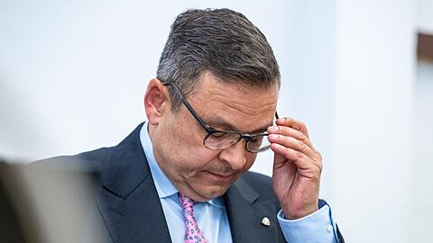 Der österreichische Politiker Gerald Grosz sitzt im Verhandlungssaal des Amtsgerichts.