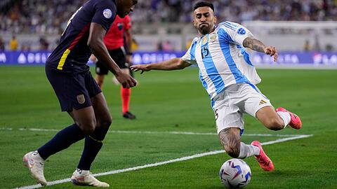 Der Argentinier Nicolas Gonzalez (r) im Zweikampf mit Carlos Gruezo aus Ecuador.