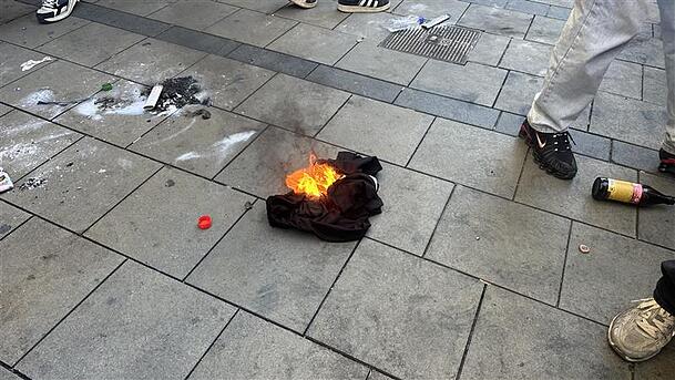 Am Marienplatz geht ein PSG-Trikot in Flammen auf. Am Marienplatz geht ein PSG-Trikot in Flammen auf.