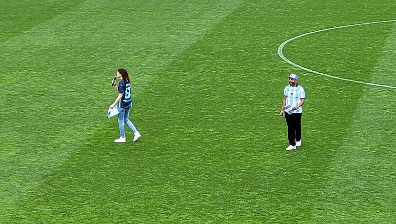 Da Stadionsprecher Sebastian Schäch im Urlaub ist, schallen heute die Stimmen von Claudia Pichler und Simon Pearce aus den Stadion-Lautsprechern.