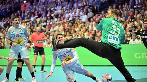 Torh&uuml;ter Andreas Wolff vereitelt in der Anfangsphase einige W&uuml;rfe.