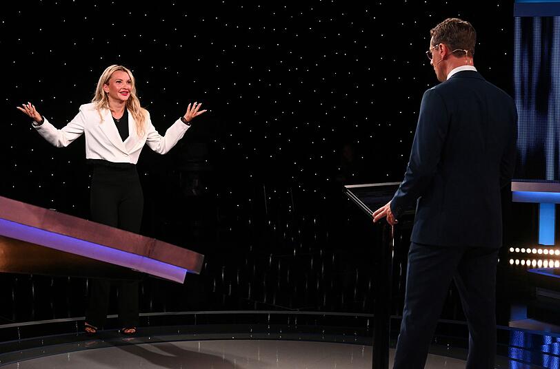 Wie gut wird sich Evelyn Burdecki im Duell mit den Jägern schlagen? Wie gut wird sich Evelyn Burdecki im Duell mit den Jägern schlagen?