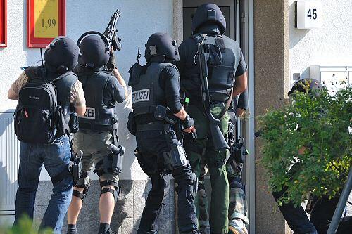Am Mittwoch in Viernheim: Polizisten postierten sich um das Haus in Südhessen