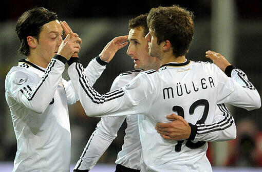 Miroslav Klose (m) feiert mit Thomas Müller (r) und Mesut Özil das 1:0 gegen Italien.