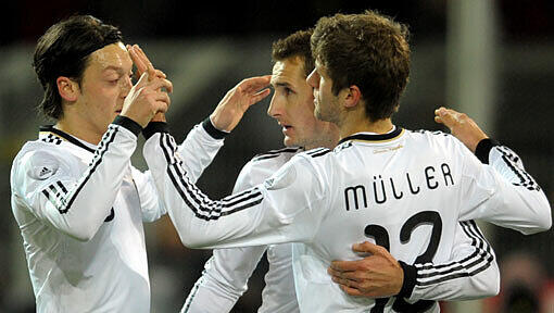 Miroslav Klose (m) feiert mit Thomas Müller (r) und Mesut Özil das 1:0 gegen Italien. Miroslav Klose (m) feiert mit Thomas Müller (r) und Mesut Özil das 1:0 gegen Italien.
