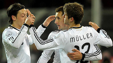 Miroslav Klose (m) feiert mit Thomas Müller (r) und Mesut Özil das 1:0 gegen Italien.