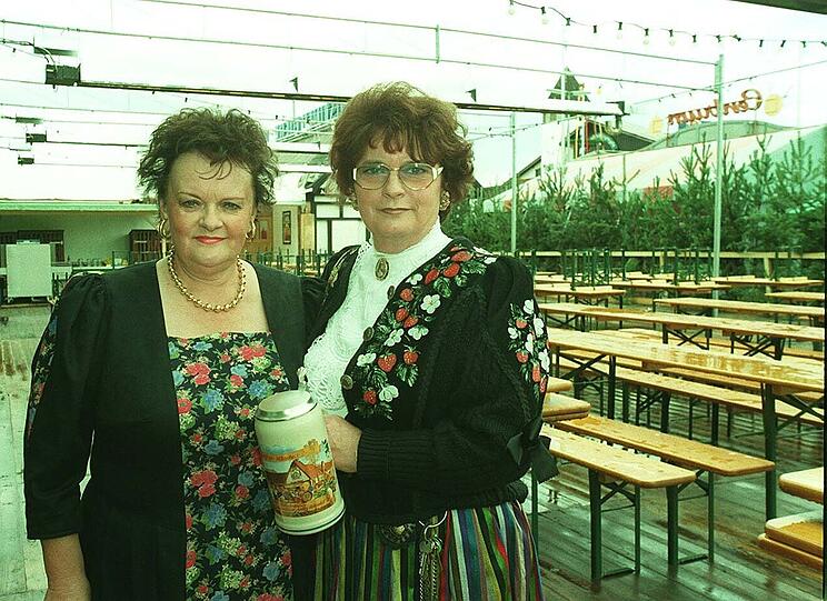 Frauenpower auf der Festwiese: Die Schwestern Anita Schmidt und Evi Stadtmüller (r.) übernahmen die Fischer-Vroni von ihrem Vater.
